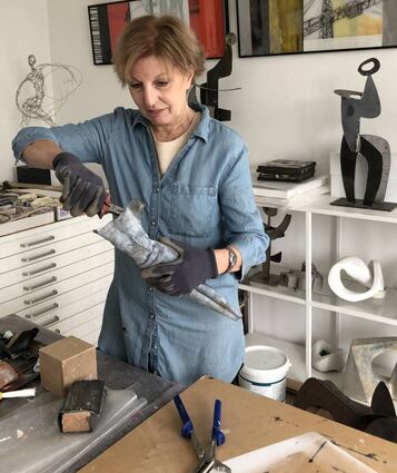 Anna Schaberick bei der Arbeit in ihrem Atelier. Wobei es durchaus handwerklich-rus-tikal zugeht.