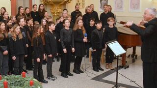 Der stimmstarke Schulchor singt zum Abschluss zusammen mit dem Chor des Kollegiums „The Ground“ von Ola Gjeilo.