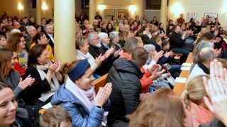 Während des gesamten Konzerts gibt es tosenden Applaus aus den voll besetzten Reihen in der Kirche.