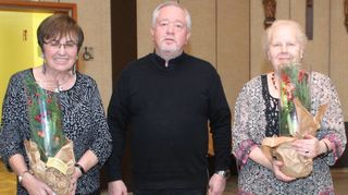 Pfarrer Erwin Bertsch ehrt Maria Becker (l.) für 30 Jahre Engagement und Gisela Bartonek für ein halbes Jahrhundert im Dienst des kirchlichen Seniorenprogramms.
