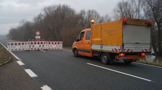 Am Donnerstagmorgen dieser Woche muss der Rheindamm aus Sicherheitsgründen wegen des Hochwassers gesperrt werden – die Mitarbeiter des Rhein-Neckar-Kreises machen die Straße zwischen Ketsch und Altlußheim dicht.