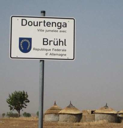 Das Partnerschaftsschild in Dourtenga.
