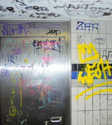 Da muss jetzt eine Reinigungsfirma anrücken, um die starken Graffiti-Schmierereien auf dem Bahnhofsklo zu beseitigen.