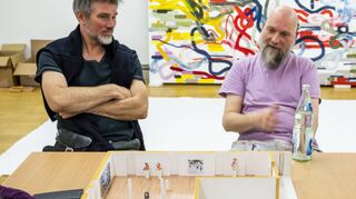 Der Kunstverein zeigt bis zum 28. Januar die Ausstellung „Never stop ... telling stories“. Zu dieser Ausstellung gibt es ein Raummodell (im Vordergrund). Hier erklären Hauke Jessen (v.l.) und Martin Scholten ihre Intensionen.