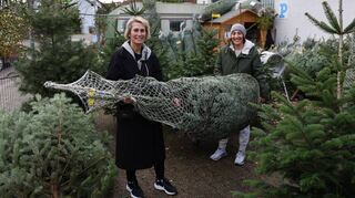 Für die beiden Freundinnen Fatma (l.) und Serap liegt der Weihnachtsbaumverkauf günstig, sie haben es nicht weit und können deshalb ihren Weihnachtsbaum nach Hause tragen.