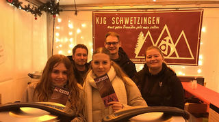 Werben am Stand auf dem Weihnachtsmarkt auch für ihr Zeltlager: Mia Wiedemann (v.l.), Tobias Weiser, Phelicia Schätzle, Mark Strittmatter und Maja Meßmer.