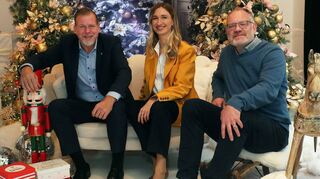 Bei der Neueröffnung vom Fotostudio „LAV“ gratuliert Oberbürgermeister Marcus Zeitler (v.l.) der Inhaberin Aleksandra Sotnikova gemeinsam mit Donald Pape-Rese von der Abteilung Wirtschaftsförderung zum Start in die Selbstständigkeit.