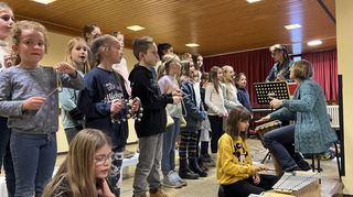 Hier erfreuen Chor und Orff-AG der Neurottschule die Gäste des weihnachtlichen Seniorennachmittags.