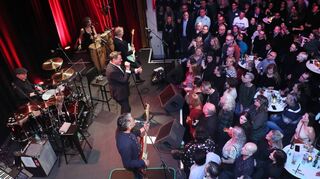 Die Wollfabrik ist voll besetzt, als Tony Hadley mit seiner Band loslegt. Es dauert nicht lange, bis alle mittanzen und -singen.