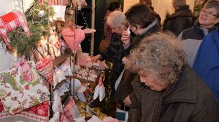 An den liebevoll gestalteten Ständen des Weihnachtsmarktes erwarten die Besucher in der Villa Meixner an diesem Wochenende Erlebnisse für alle Sinne.