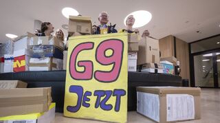 Unterstützer der Elterninitiative "G9 Jetzt! BW" stehen im Foyer des Bürger- und Medienzentrum des Landtags von Baden-Württemberg.
