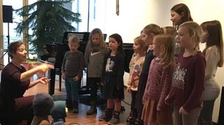 Der ökumenische Kinderchor unter der Leitung von Christine Mallek beim Auftritt.