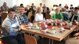 Das „Aktiv im Alter“-Team genießt im Kreis der Senioren die Adventsfeier.