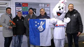 Freuen sich über die neue Flutlichtanlage: Bürgermeister Stefan Weisbrod (v. l.), Harald Schäfer (BFV), Henrik Westerberg (Dietmar- Hopp-Stiftung), Willi Kempf (Vorsitzender Astoria Walldorf), Maskottchen „SCotty“ und SC 08-Vorsitzender Uli Kief.