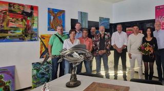 Laden für Kunst genutzt: Andreas Müller-Speiser (5. v. r.) und Nikolay Ninov (3. v. r.) waren die bisher letzten Betreiber des Pop-up-Stores in der Oberen Hauptstraße, hier mit Gästen kurz nach der Eröffnung.