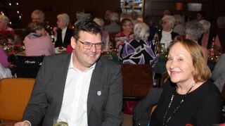 Bürgermeister Nils Drescher und die ehemalige langjährige Gemeinderätin Ulrike Klimpel-Schöffler feiern gemeinsam mit den Senioren.