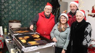 Grill- und Reibekuchenmeister Klaus Wowy (v. l.), Sabine Seitz, Armin und Birgit Wolf freuen sich über den gelungenen „Kleinen Weihnachtsmarkt“ des Gesangvereins Germania – und über zahlreiche zufriedene Besucher.