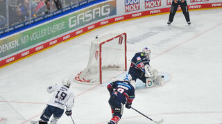 Mannheims Linden Vey beim Torschuss in der Partie gegen die Eisbären Berlin.