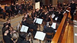 Die CFG-Band unter der Leitung von Matthias Mayer macht den Anfang: Der Weihnachtskonzert des Carl-Friedrich-Gauß-Gymnasiums in der Katholischen Kirche St. Georg bietet viel Abwechslung.