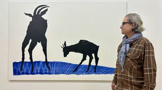 Tiere als mythische Weggefährten: Der in Israel aufgewachsene und in Stuttgart lebende Künstler Abi Shek steht vor einem seiner durch-weg unbetitelten Werke in der Städtischen Galerie.