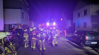 Die Feuerwehr Brühl ist bei einem Wohnungsbrand in der Lenaustraße im Einsatz,