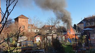 Ein Unterstand in einem Garten in Schwetzingen steht in Flammen.