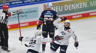 Freude über den Sieg der Adler Mannheim gegen die Eisbären Berlin.