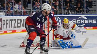 Mannheims Jordan Sswarz (am Puck) beim Spiel der Adler gegen die Düsseldorfer EG.