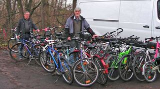 28 wieder auf Vordermann gebrachte Räder laden Hermann Scheuler (l.) und Klaus Triebskorn nach der Flutkatastrophe im Ahrtal ein, um sie den Menschen dort zu überreichen.