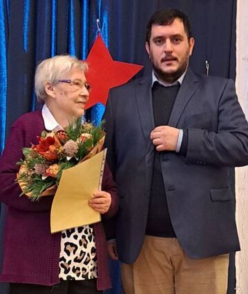 Vorsitzender Serkan Yildirim ehrt Erna Meintrup.