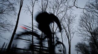 Das Rücklicht ist an diesem Fahrrad auch bei tristem Wetter und wenig Helligkeit gut erkennbar. Laut Polizei ist das aber nur eine Sicherheitsvorkehrung, die notwendig für die Sicherheit ist.