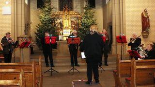 Der evangelische Bläserkreis unter der erfahrenen Leitung von Heike Wagner trägt Weihnachtslieder aus verschiedenen Epochen und Ländern vor, zeigt sich aber als guter Begleiter des mitsingenden Publikums.