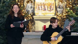 Eva Mensch (Sopran) und Kinga Giemza (Gitarre) faszinieren mit ihren sehr feinfühlig vorgetragen Liedern