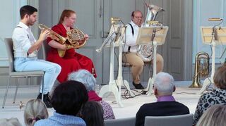 „Anna“ alias Lisa Förster begrüßt die Gäste im Mozartsaal des Schlosses.