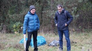 Auf dem der Deutschen Bahn gehörenden Grundstück begutachten Oskar Jankowski und Dr. Andre Baumann den erneuten Fund von illegal abgelegtem Müll.
