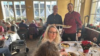 Restaurantleiter Rolf Eigen (v .l.) und Küchenchef Marc Klever servieren im „Brauhaus zum Ritter“ die leckere Gänsekeule.