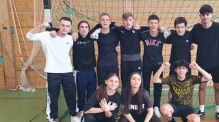 Die Zehntklässler der Schillerschule feiern ausgiebig ihren Sieg beim Turnier.
