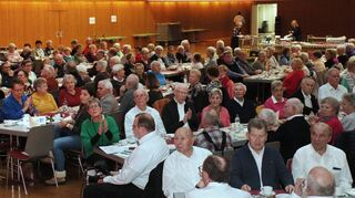 Viele der Reilinger Senioren sind der Einladung zur Adventsfeier der Gemeinde gefolgt.