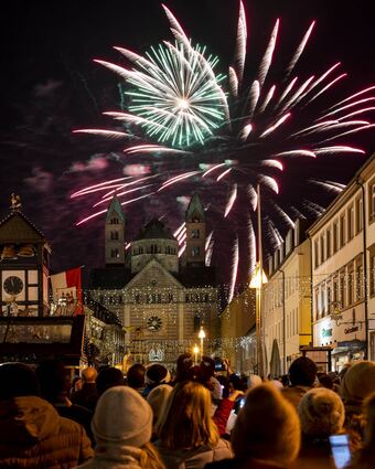 18.12.23 Bis zum Beginn der Corona-Pandemie begeisterte in der Vorweihnachtszeit das im Rahmen des Weihnachtsmarkts an den grossen Stadtbrand von 1689 erinnernde zweimal stattfindende Feuerwerk "Altpörtel in Flammen" mit seinen vielen Lichteffekten die Besucher. Nach Ende der Pandemie kann das Feuerwerk aufgrund verschärfter Sicherheitsmassnahmen nicht mehr stattfinden. Als Ersatz veranstaltet die Stadt Speyer in Zusammenarbeit mit dem Domkapitel und der Leistungsgemeinschaft Das Herz Speyers ein aus dem Domgarten hinter dem Kaiserdom abgeschossenes Höhenfeuerwerk, das sich zahlreiche Besucher nicht nur hier auf der Maximilianstrasse gerne anschauen und das den Dom schön beleuchtet