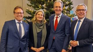 Sie gratulieren Dr. Ralf Göck (2. v. r.) zur neuen Funktion (v. l.): Verbandsdirektor Ralph Schlusche, Chef-Planerin Petra Schelkmann und der stellvertretender Vorstandsvor-sitzende des Vereins Zukunft Metropolregion, Landrat Stefan Dallinger.