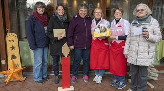 Die Organisatoren des „kleinen Weihnachtsmarktes“ Uschi Hummel (l.) und Esther Kraus (3 v. l.) übergeben die Erlöse an Nadine Bikowski vom Diakonischen Werk Südliche Kurpfalz (2 v. l.) und Helga Kurz (r.) vom Hospizdienst. Auch Bettina und Romani Hauser von der gleichnamigen Metzgerei, die die Räumlichkeiten kostenlos zur Verfügung stellte, erhalten ein Dankeschön.