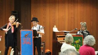 Bei der Adventsfeier der Landfrauen im „Haus der Feuerwehr“ kommt musikalische Stimmung mit dem „Gute-Laune-Trio“ auf.