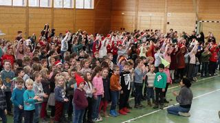 Zum Abschluss der Theateraufführung singen alle Schüler der Schiller-Schule gemeinsam mit den Zuschauern ein Weihnachtslied.