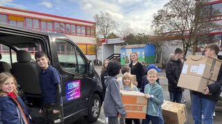Gemeinsam laden die Schüler der SMV der Neurottschule die Sachspenden in den „Freezone“-Bus.