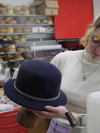 Laura Marie Bette hat’s handwerklich drauf wie keine Zweite oder ein Zweiter und ist zuerst bei einem Praktikum auf den Hut gekommen.