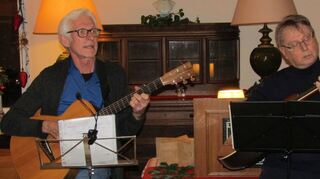 Armin Haas (l.) und Heribert Kammerer musizieren bei der Männerweihnacht.