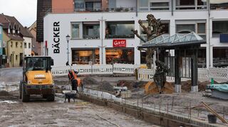 Auf der Baustelle in der Ortsmitte in Plankstadt wird gearbeitet. Aufgrund der Witterung geht es laut Bürgermeister langsamer voran, als geplant.