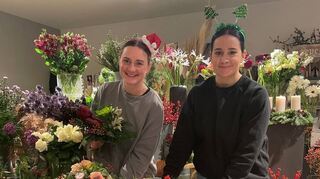 Karolin Kolb (links) und Suna Hocke binden Sträuße. Auch in der Adventszeit sei „normaler“ Blumenschmuck gefragt.