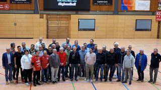 Klassentreffen auf dem Handballfeld: Sie haben unzählige Spiele für den TV gemacht und Tore geworfen oder die Handballabteilung als Funktionsträger durch viele Jahrzehnte geführt. Alle schafften es gar nicht aufs Bild.