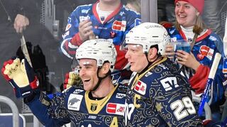 Einstudierter Spielzug zum 2:1: Jordan Szwarz (links) freut sich nach seinem Tor im Derby, die Vorlage hatte Kapitän Denis Reul gegeben.